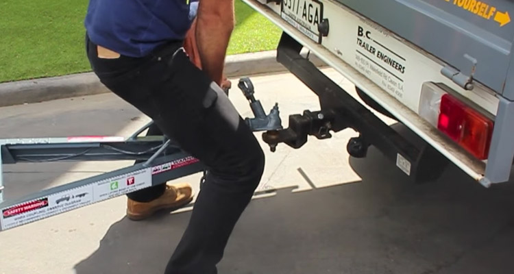 Correctly Lifting The Trailer To The Towball